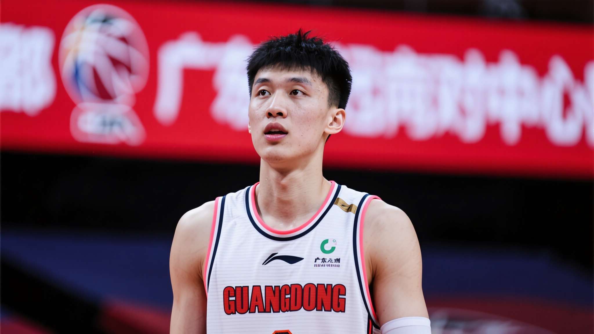广东男篮今日早报!陈老板带领球队抵达北京开练,徐杰深夜表态,广东占据心 与此同时,广东队核心后卫徐杰在深夜通过社交媒体发出表态,言辞间透露出对广东这座城